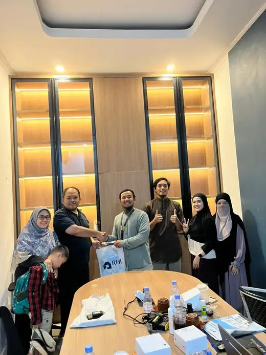 Akad di kantor RHI Build bersama klien RHI Build