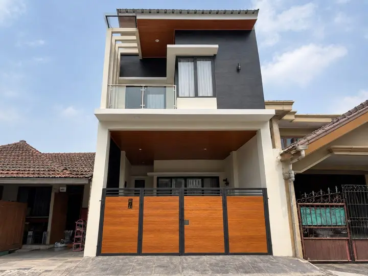 Sesudah: rumah setelah direnovasi menjadi dua lantai