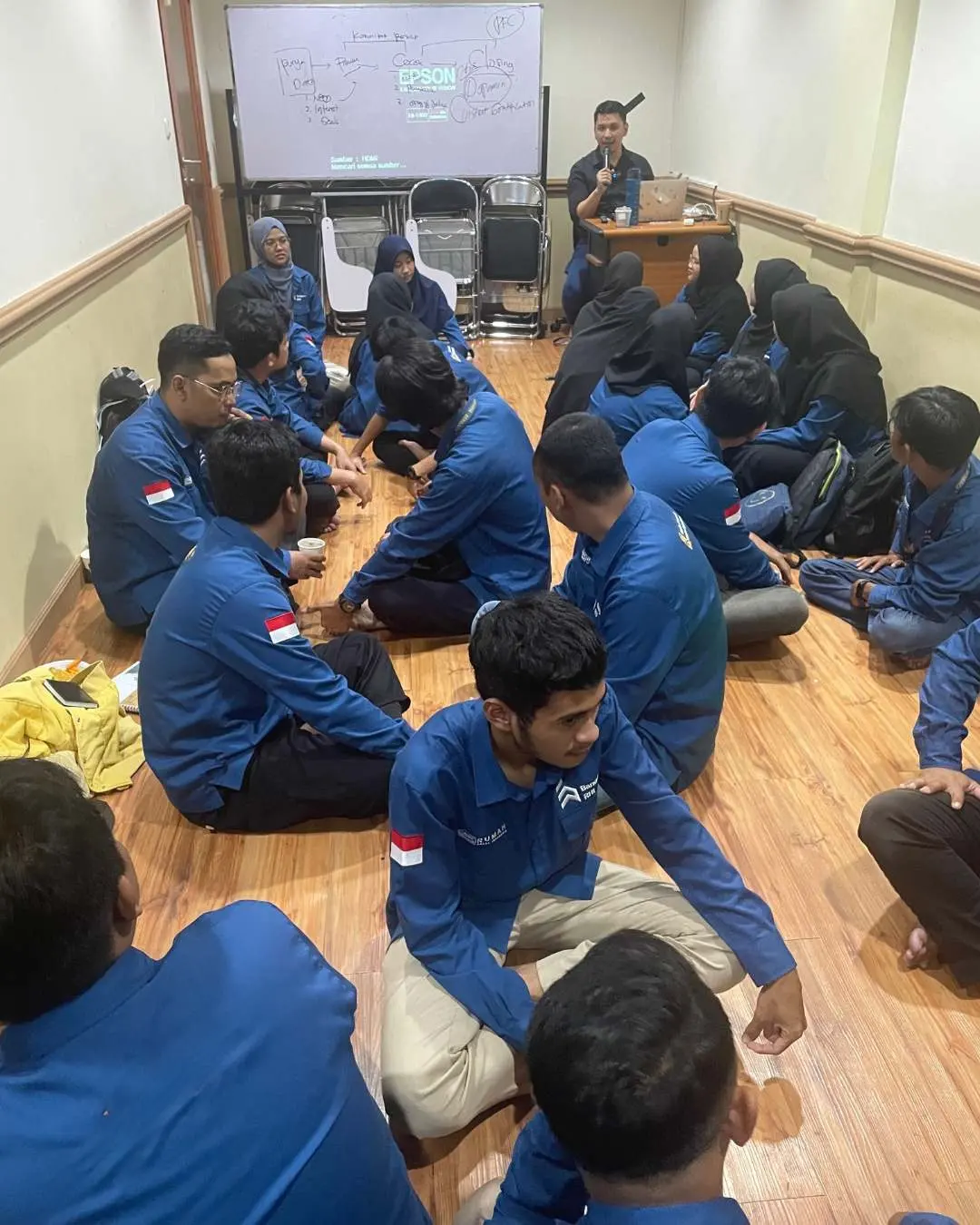 Sesi belajar bersama tim RHI Build